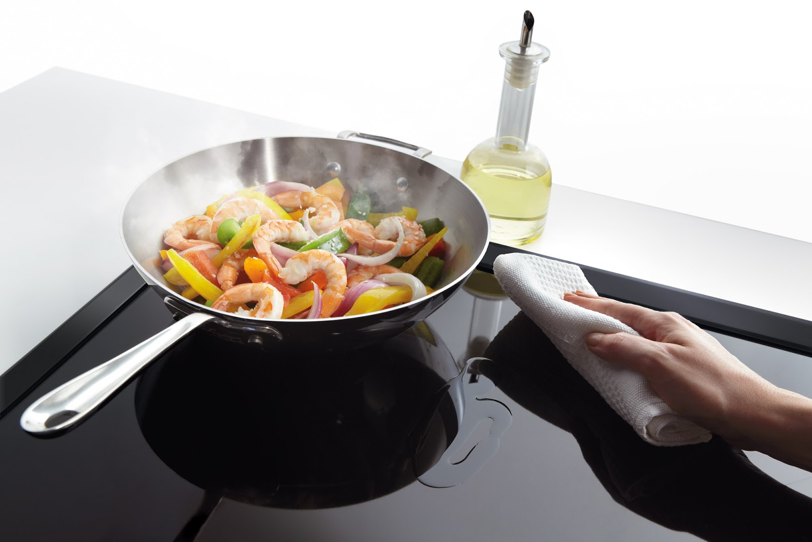Cách vệ sinh bếp từ, bếp điện từ siêu nhanh tại nhà - Siêu thị Bếp Bosch
