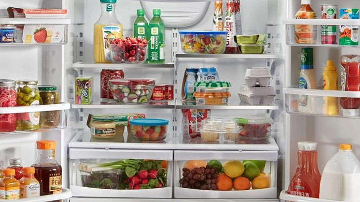 Bạn nên lấy bớt thực phẩm ra ngoài và sắp xếp hợp lý để tránh tắc nghẽn lỗ thông gió ở ngăn mát