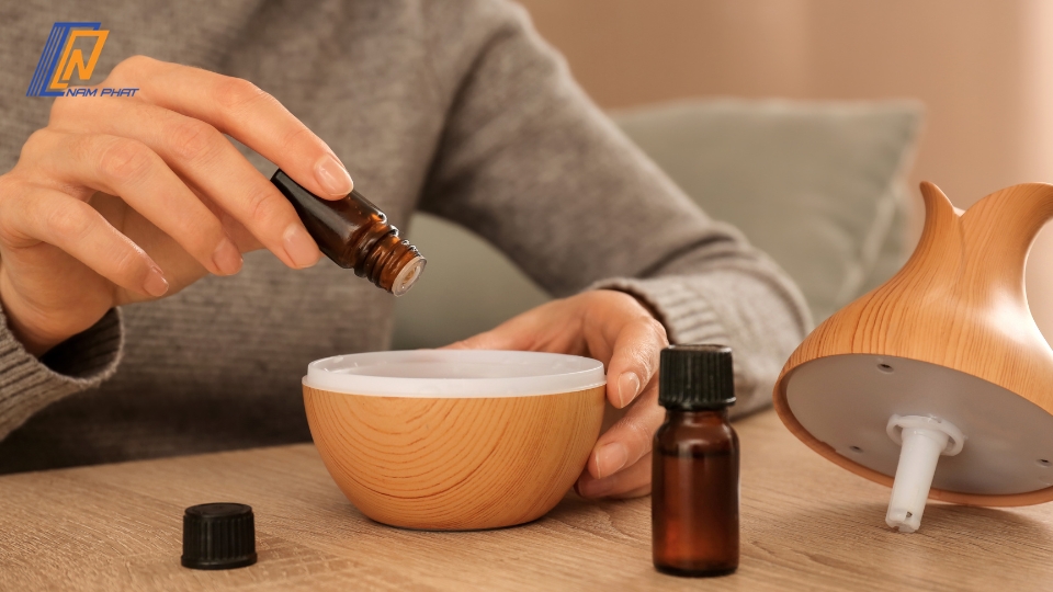 Bật điều hòa có dùng được máy xông tinh dầu không