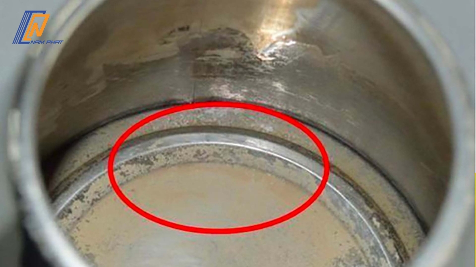 cặn trắng trong nước ion kiềm có nguy hiểm không