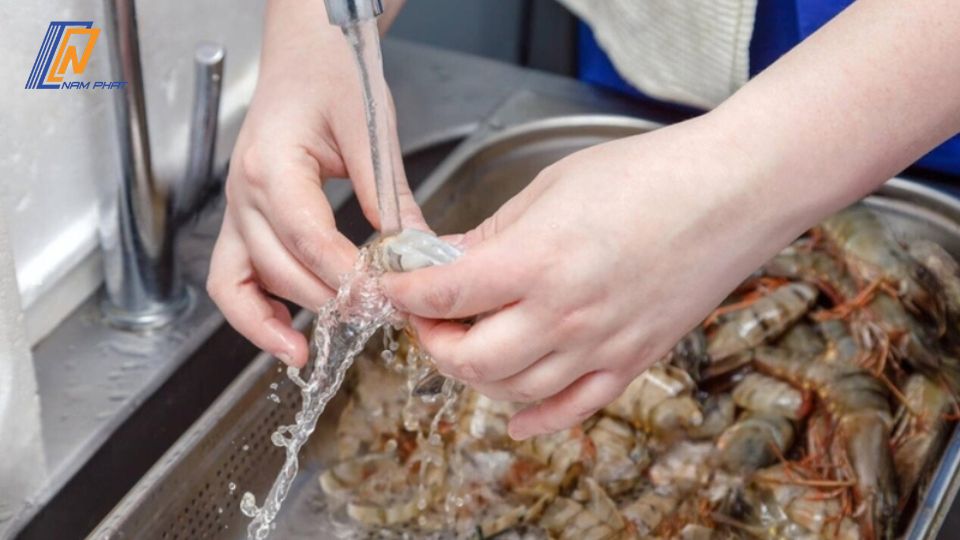 cách bảo quản tôm trong tủ lạnh không bị đen