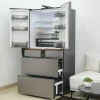 Ảnh ngăn mát mở rộng 2 bên, xếp đầy thực phẩm tươi ngon trên các tầng kệ kính cường lực