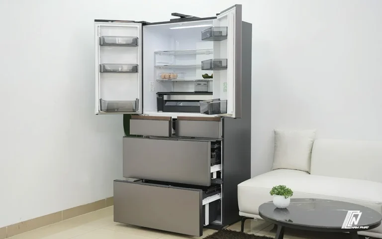 Ảnh ngăn mát mở rộng 2 bên, xếp đầy thực phẩm tươi ngon trên các tầng kệ kính cường lực