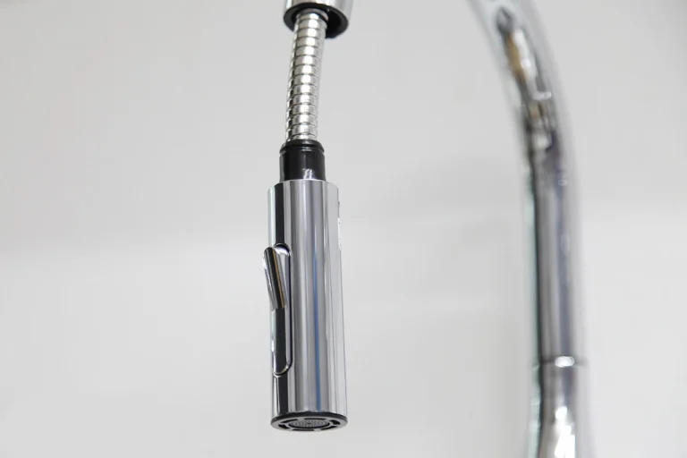 Đầu xịt vòi rửa bát KVK KM6061EC hỗ trợ chuyển chế độ nước tiện lợi
