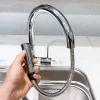 Đầu vòi rút dây của vòi rửa bát KVK KM6061EC giúp xịt rửa linh hoạt