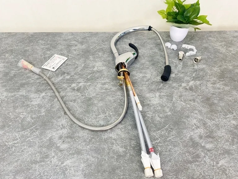 Bộ phụ kiện vòi rửa bát TOTO TKN34PBRRA đầy đủ dây cấp và đầu nối