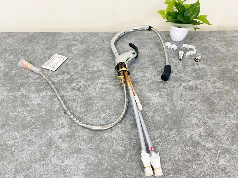 Bộ phụ kiện vòi rửa bát TOTO TKN34PBRRA đầy đủ dây cấp và đầu nối