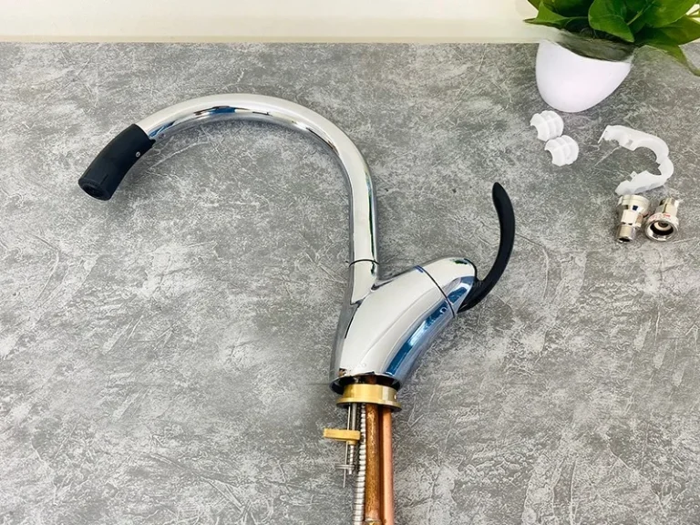 Vòi rửa bát TOTO TKN34PBRRA có đầu vòi kéo rút tiện lợi