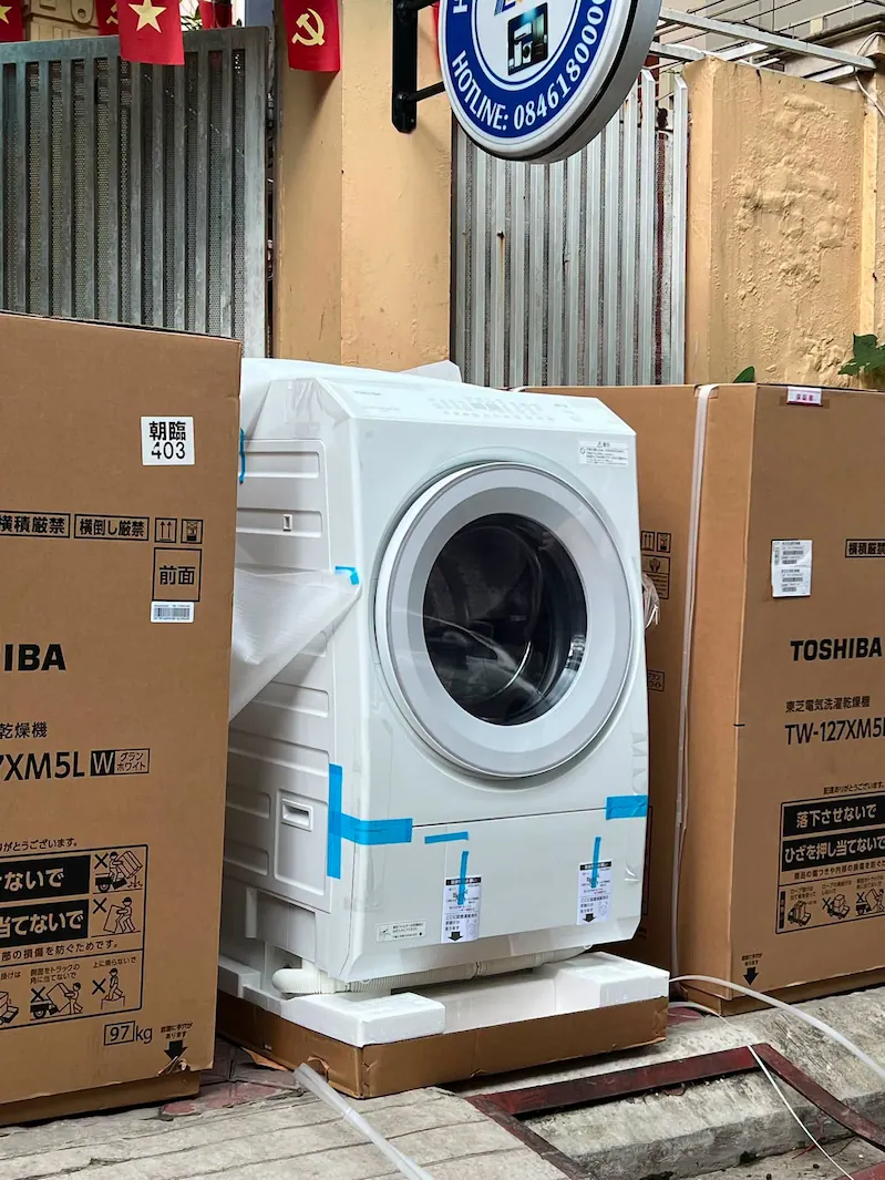 Ảnh chụp thực tế máy giặt sấy Toshiba TW-127XM5L trong không gian gia đình.