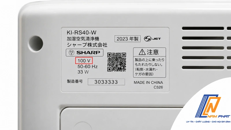Ảnh tem thông số 100V dán sau lưng thiết bị Nhật