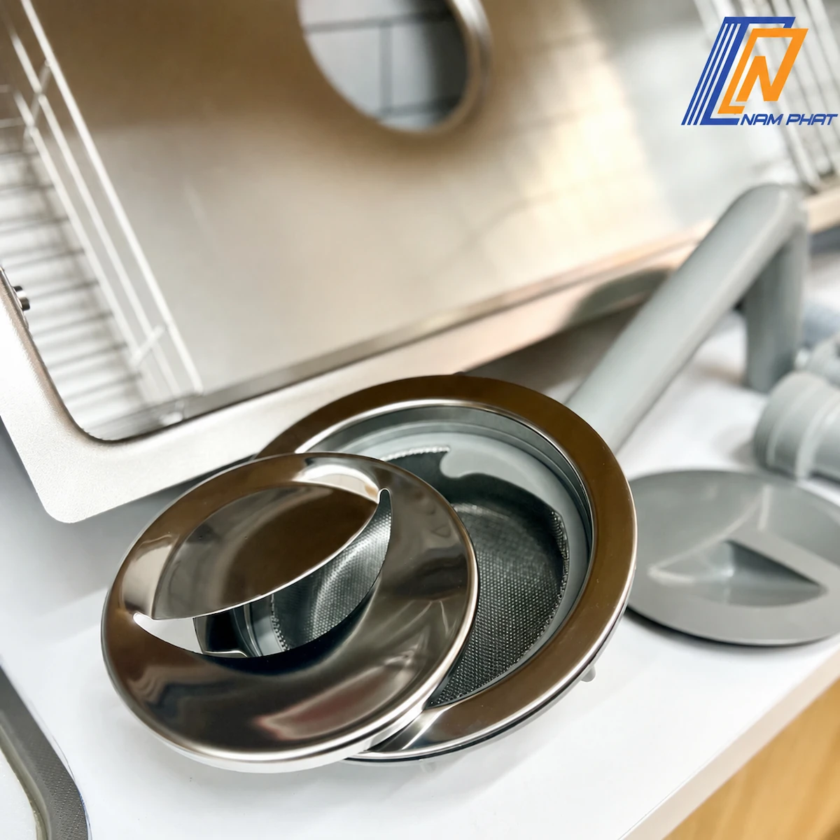 Cận cảnh cổng thoát nước tròn và lưới lọc rác inox chậu Shigeru LE JSL-K 2F FS
