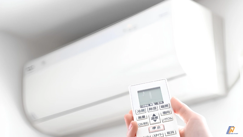 Điều hòa nội địa Nhật với tem thông số và remote tiếng Nhật.