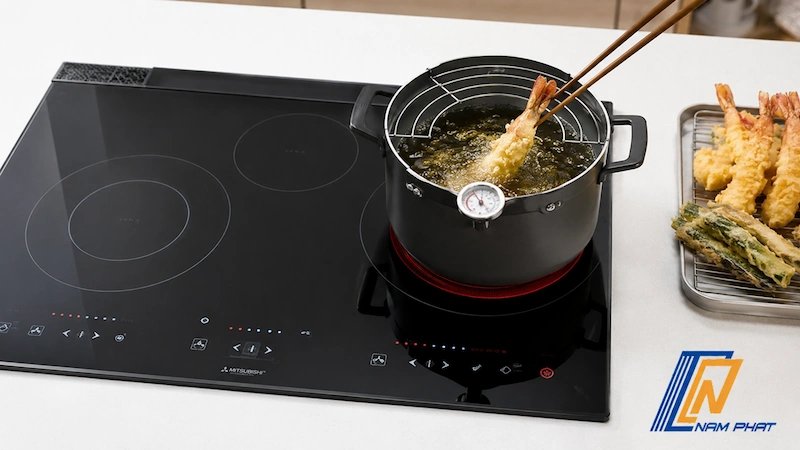 Sử dụng nồi chuyên dụng chiên Tempura ngập dầu trên bếp từ bên phải của Mitsubishi