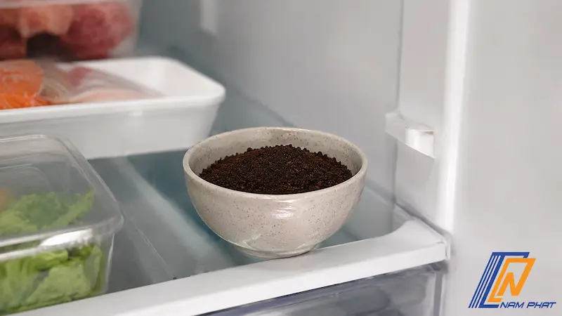 Đặt một chén nhỏ bã cà phê khô ở góc tủ giúp hấp thụ mùi tanh thịt cá
