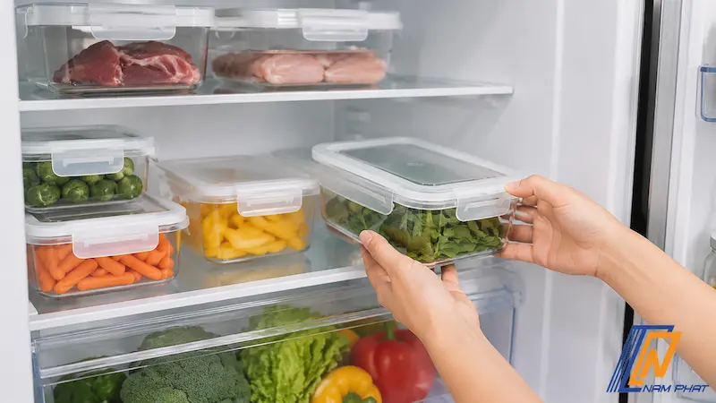 Phân chia thực phẩm ngăn nắp vào các hộp kín giúp tủ tối giản gọn gàng