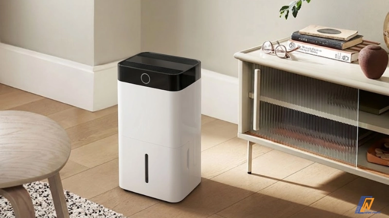 Máy hút ẩm nội địa Nhật với bình nước và cảm biến độ ẩm.