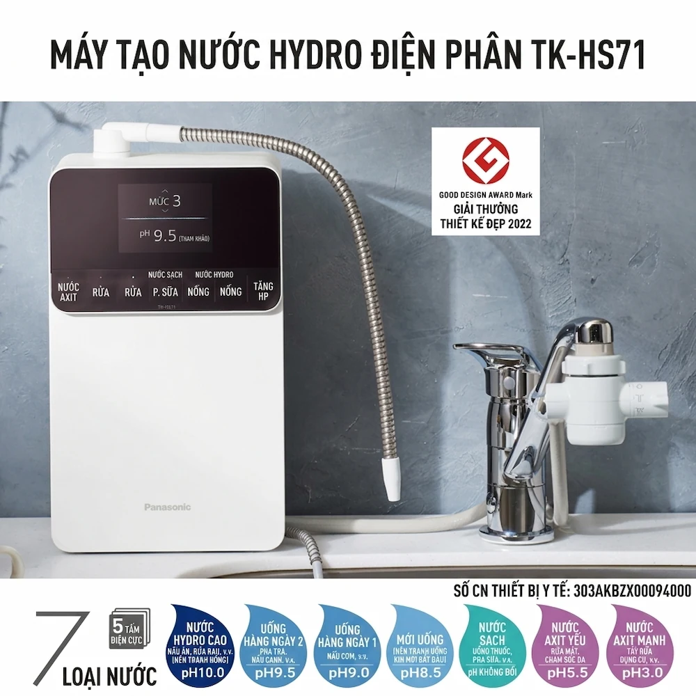 Các cốc nước điện giải hiển thị các màu sắc pH khác nhau từ máy Kangen