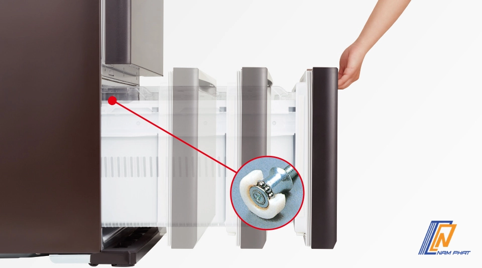 Ngăn trượt tủ lạnh Mitsubishi giúp lấy thực phẩm dễ dàng.