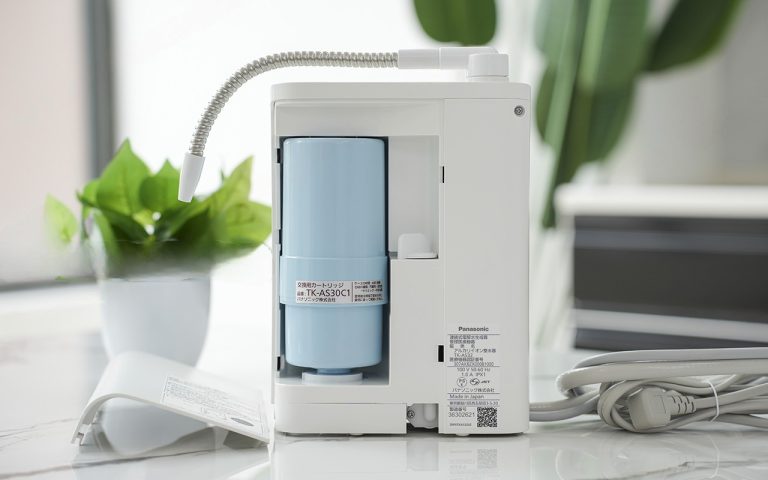 Cấu tạo bên trong máy lọc nước ion kiềm Panasonic TK-AS32-W với lõi lọc.