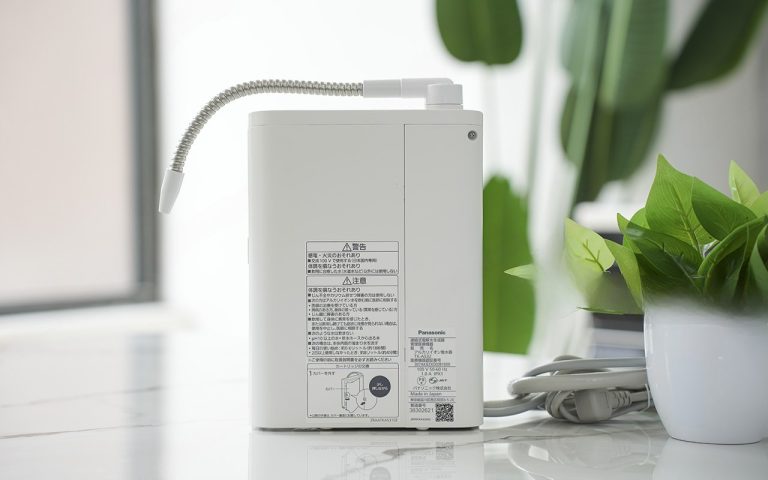 Mặt sau máy lọc nước ion kiềm Panasonic TK-AS32-W với các thông tin và cổng kết nối.