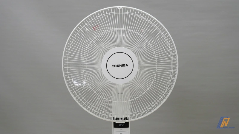 Quạt Toshiba 7 cánh 30cm tạo gió đều và dễ chịu trong phòng ngủ.