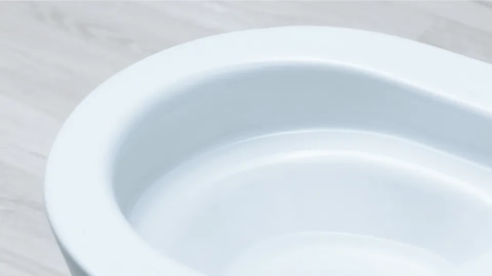 Bề mặt men sứ CeFiONtect nano siêu mướt bóng mịn của bồn cầu TOTO