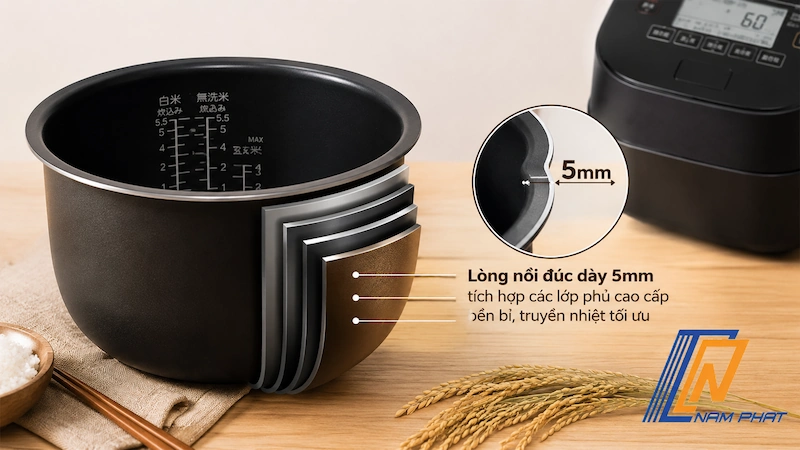 Thiết kế lòng nồi đúc dày 5mm tích hợp các lớp phủ cao cấp của nồi cơm Toshiba