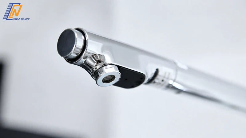 Cận cảnh đầu vòi KVK KM6101EC - nút chỉnh tia nước và miệng phun lưới inox
